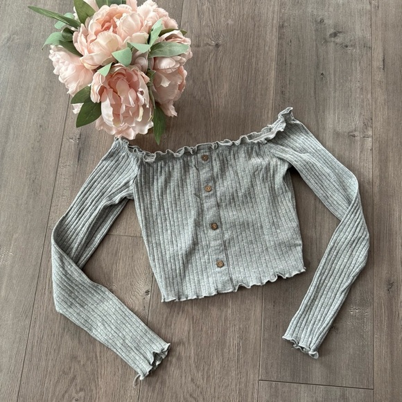 New SHEIN Grey Ribbed Button Lettuce Hem Crop Top - Picture 2 of 5
